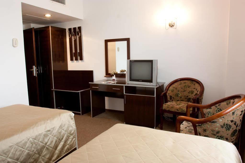 Denisa Hotel Otopeni Exteriör bild