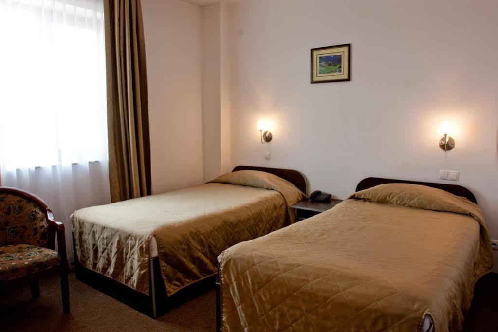 Denisa Hotel Otopeni Exteriör bild