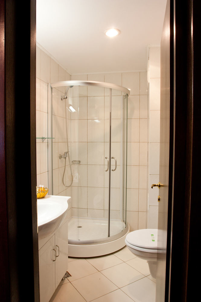 Denisa Hotel Otopeni Exteriör bild