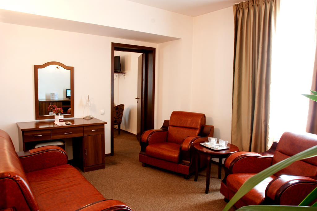 Denisa Hotel Otopeni Exteriör bild